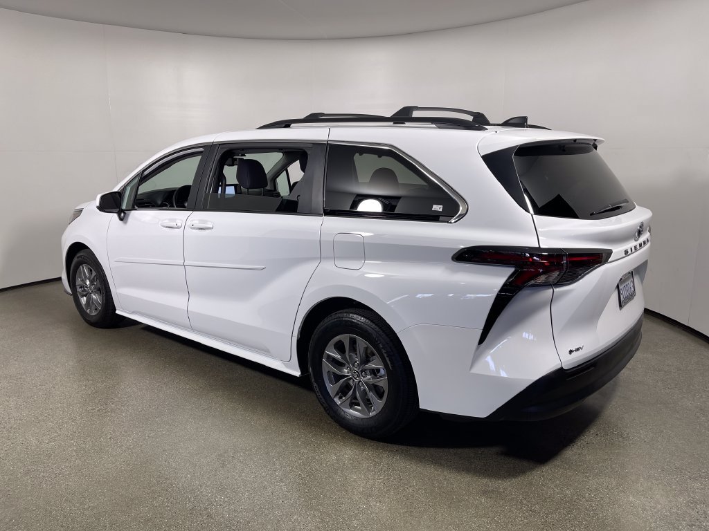 Certified 2026 Toyota Sienna LE FWD image 5