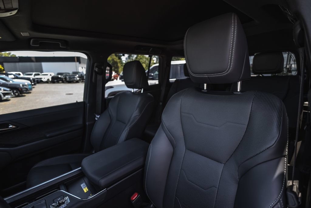 Used 2024 Lexus GX 550 w/ Accessory Package (Z1) AWD/4WD image 18