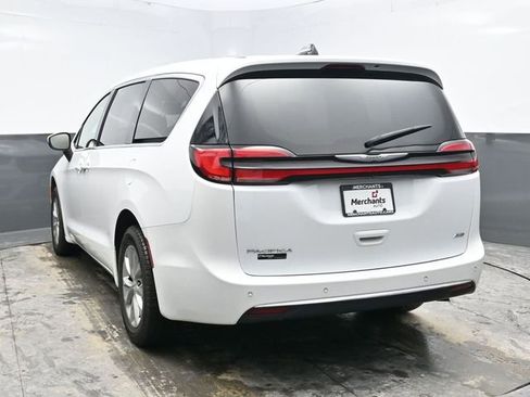 Used 2023 Chrysler Pacifica Touring-L image 5