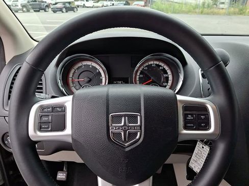 Used 2015 Dodge Grand Caravan SXT w/ UConnect Hands-Free Group FWD image 17