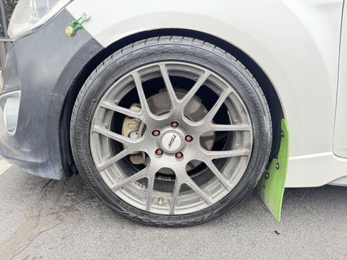 Used 2013 Hyundai Veloster Turbo FWD image 9