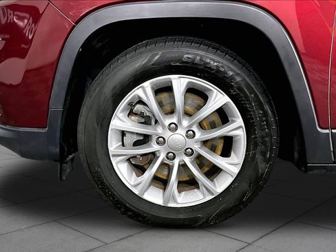 Used 2019 Jeep Cherokee Latitude w/ Popular Appearance Group FWD image 11