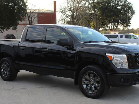 Used 2017 Nissan Titan S image 7