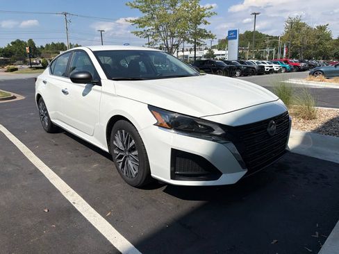 Used 2025 Nissan Altima 2.5 SV FWD image 2