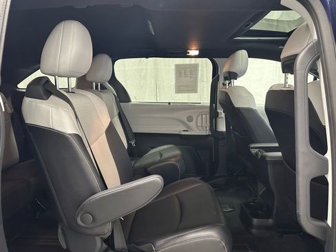 Used 2025 Toyota Sienna XSE image 59