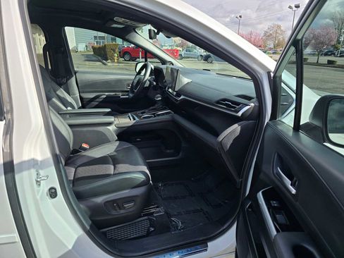 Used 2025 Toyota Sienna Platinum image 11
