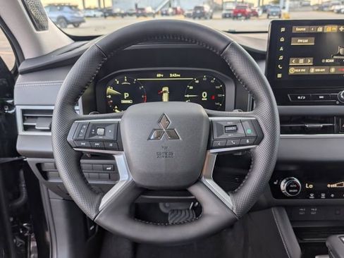 New 2026 Mitsubishi Outlander SE image 15