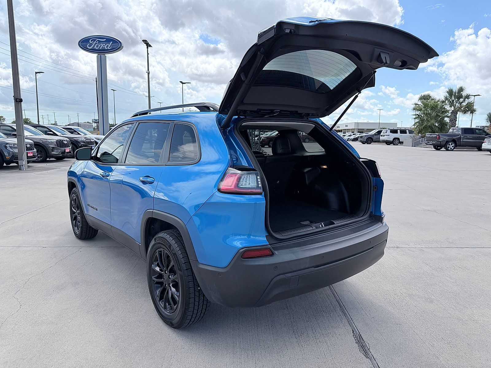 Used 2023 Jeep Cherokee Altitude Lux AWD/4WD image 19