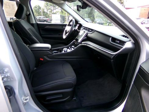 Used 2023 Jeep Grand Cherokee Laredo image 38