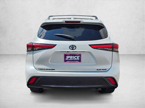 Used 2022 Toyota Highlander XLE AWD/4WD image 6