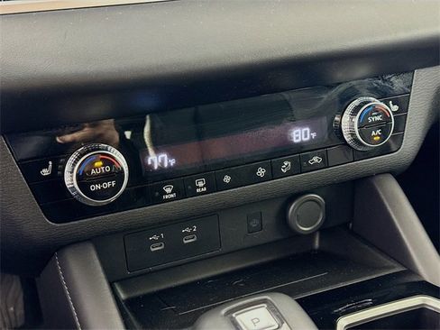 Used 2025 Mitsubishi Outlander SE image 17