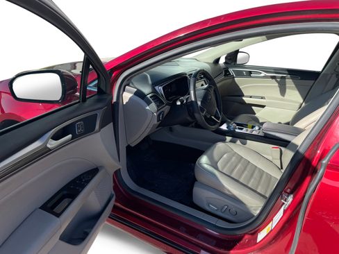 Used 2017 Ford Fusion SE w/ Fusion SE Technology Package image 2