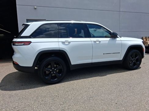 Used 2023 Jeep Grand Cherokee Altitude AWD/4WD image 8