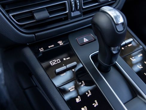 Certified 2025 Porsche Macan AWD/4WD image 45