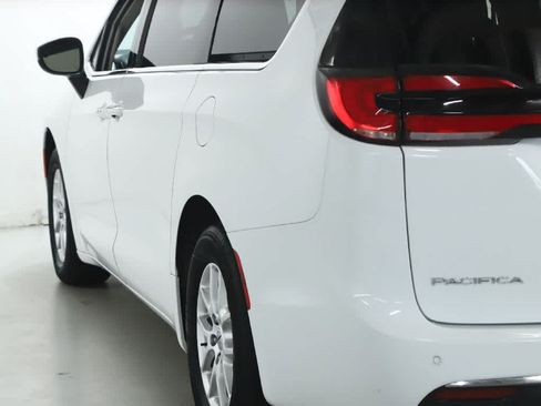 Used 2023 Chrysler Pacifica Touring-L FWD image 38