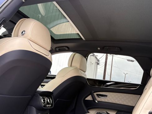 Used 2019 Bentley Bentayga AWD/4WD image 42
