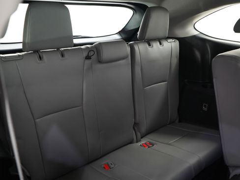 Used 2021 Toyota Highlander XLE FWD image 13