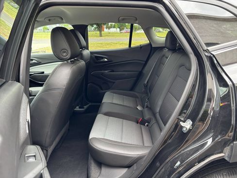 Used 2025 Chevrolet Trax LT FWD image 24