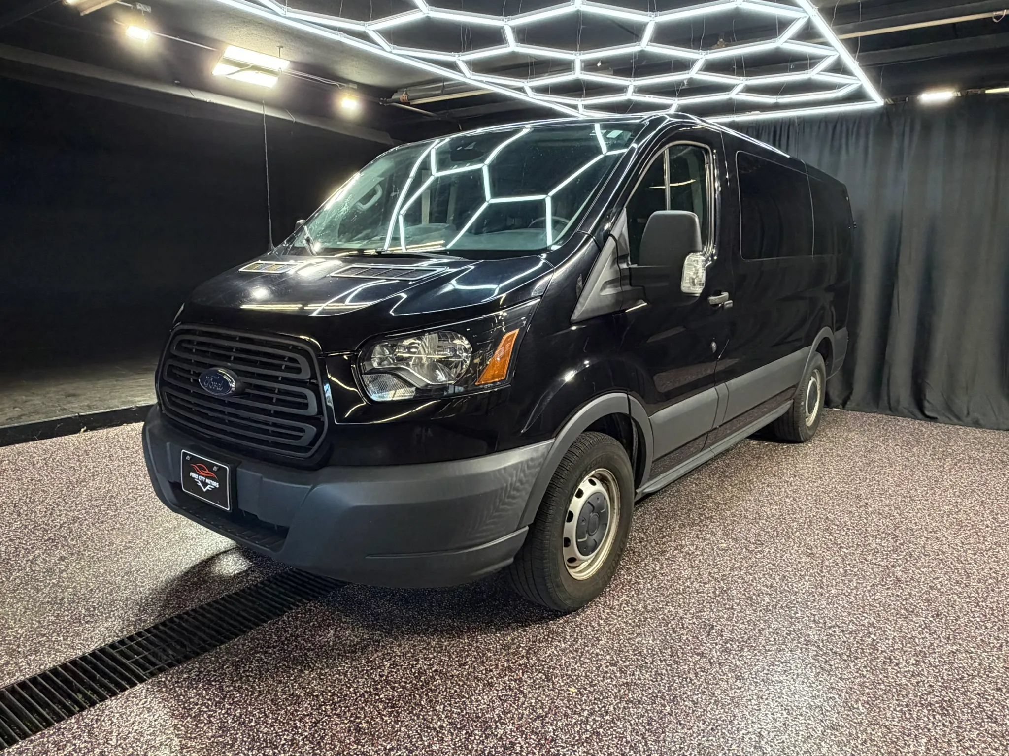 Used 2018 Ford Transit 150 XL RWD image 3