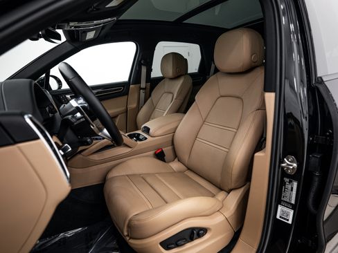 Certified 2023 Porsche Cayenne Platinum Edition AWD/4WD image 5