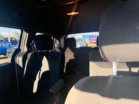 Used 2016 Dodge Grand Caravan SE image 6