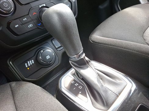 Used 2021 Jeep Renegade Latitude image 14