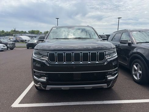 Used 2024 Jeep Wagoneer L Series II w/ Flexible Seating Group AWD/4WD image 2