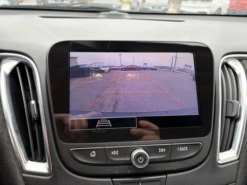Used 2021 Chevrolet Malibu LT FWD image 24