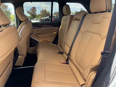New 2025 Jeep Grand Cherokee Summit image 18