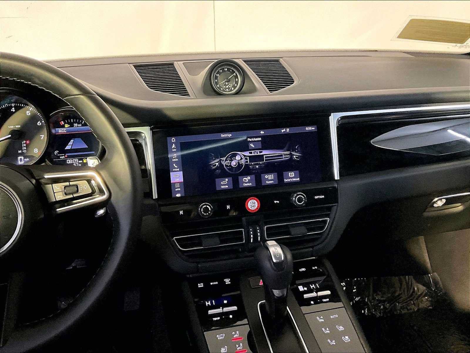 Certified 2023 Porsche Macan AWD/4WD image 16