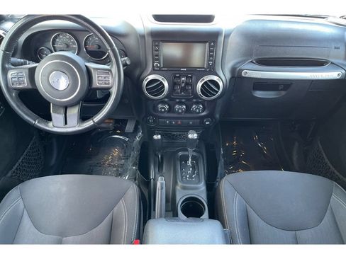 Used 2017 Jeep Wrangler Unlimited Sahara w/ Connectivity Group AWD/4WD image 15