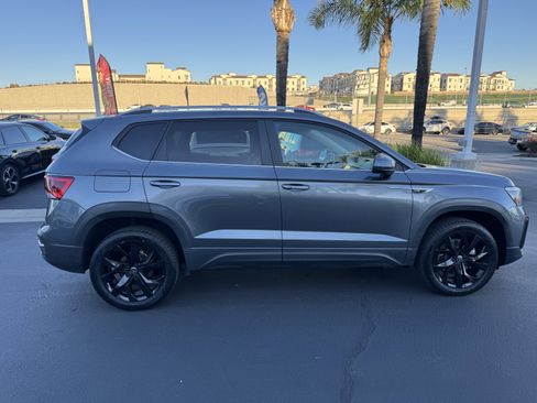 Used 2022 Volkswagen Taos SE image 11