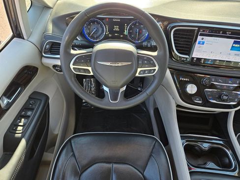 Used 2024 Chrysler Pacifica Limited FWD image 14