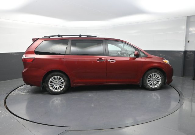 Used 2017 Toyota Sienna XLE w/ Outdoor Package FWD image 10