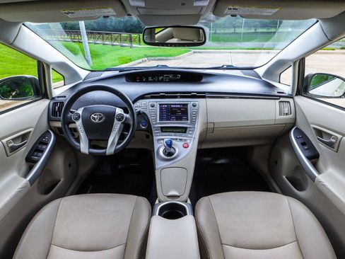 Used 2013 Toyota Prius Five w/ Advanced Technology Pkg FWD image 2
