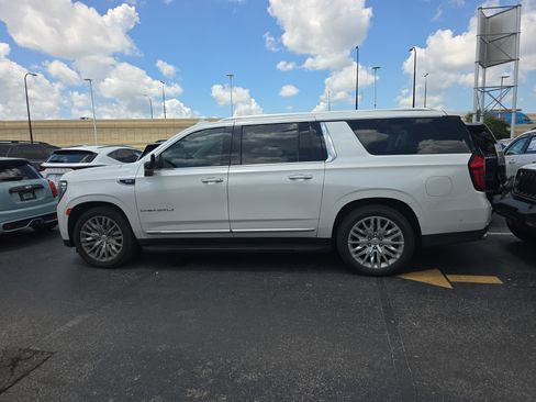 Used 2023 GMC Yukon XL Denali w/ Advanced Technology Package AWD/4WD image 3