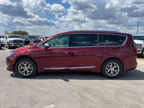 Used 2017 Chrysler Pacifica Limited w/ Advanced Safetytec Group FWD image 2