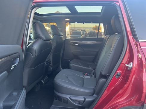 Used 2025 Toyota Highlander Platinum image 15