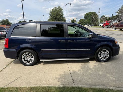Used 2015 Chrysler Town & Country Touring-L w/ Driver Convenience Group FWD image 4