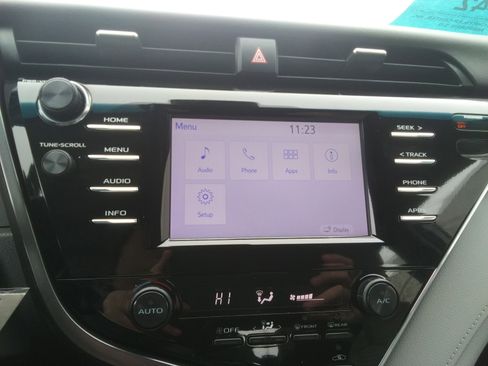 Used 2018 Toyota Camry SE image 19