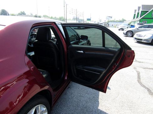 Used 2017 Chrysler 300 C Platinum image 24