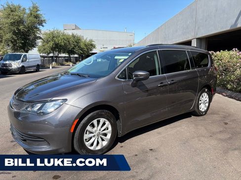 Used 2017 Chrysler Pacifica Touring FWD image 1