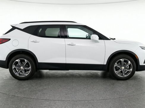Used 2025 Chevrolet Blazer LT FWD image 11