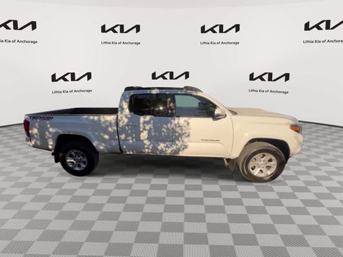 Used 2016 Toyota Tacoma TRD Sport w/ Towing Package AWD/4WD image 9