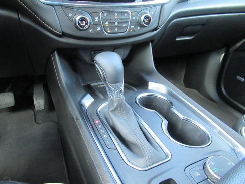 Used 2023 Chevrolet Traverse Premier FWD image 28