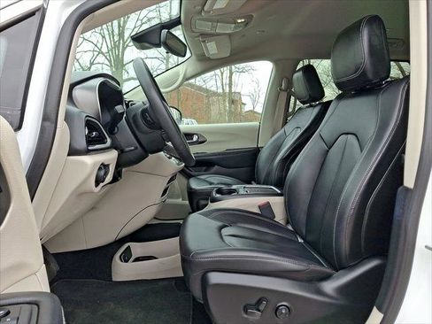 Used 2024 Chrysler Pacifica Touring-L image 11