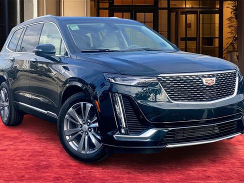 Used 2025 Cadillac XT6 Premium Luxury image 2