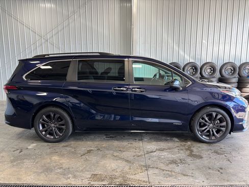 Used 2021 Toyota Sienna XSE image 2