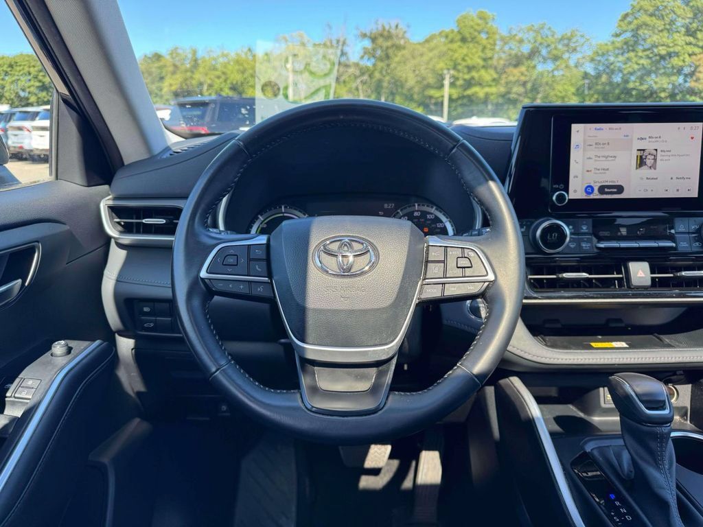 Used 2023 Toyota Highlander XLE AWD/4WD image 22