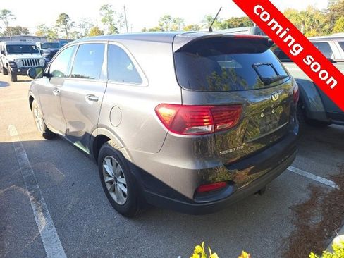 Used 2019 Kia Sorento LX image 4
